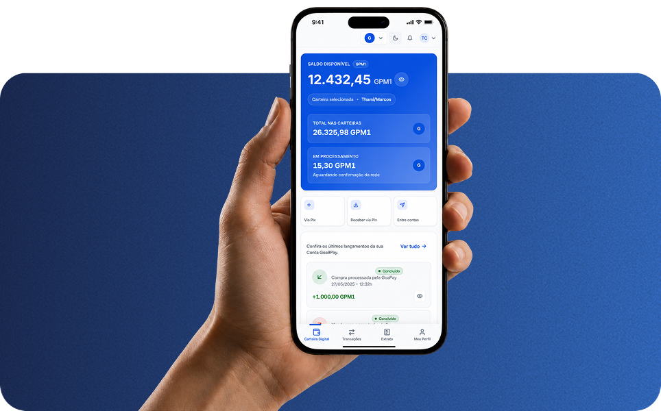 Mão segurando smartphone com o app GoaPay